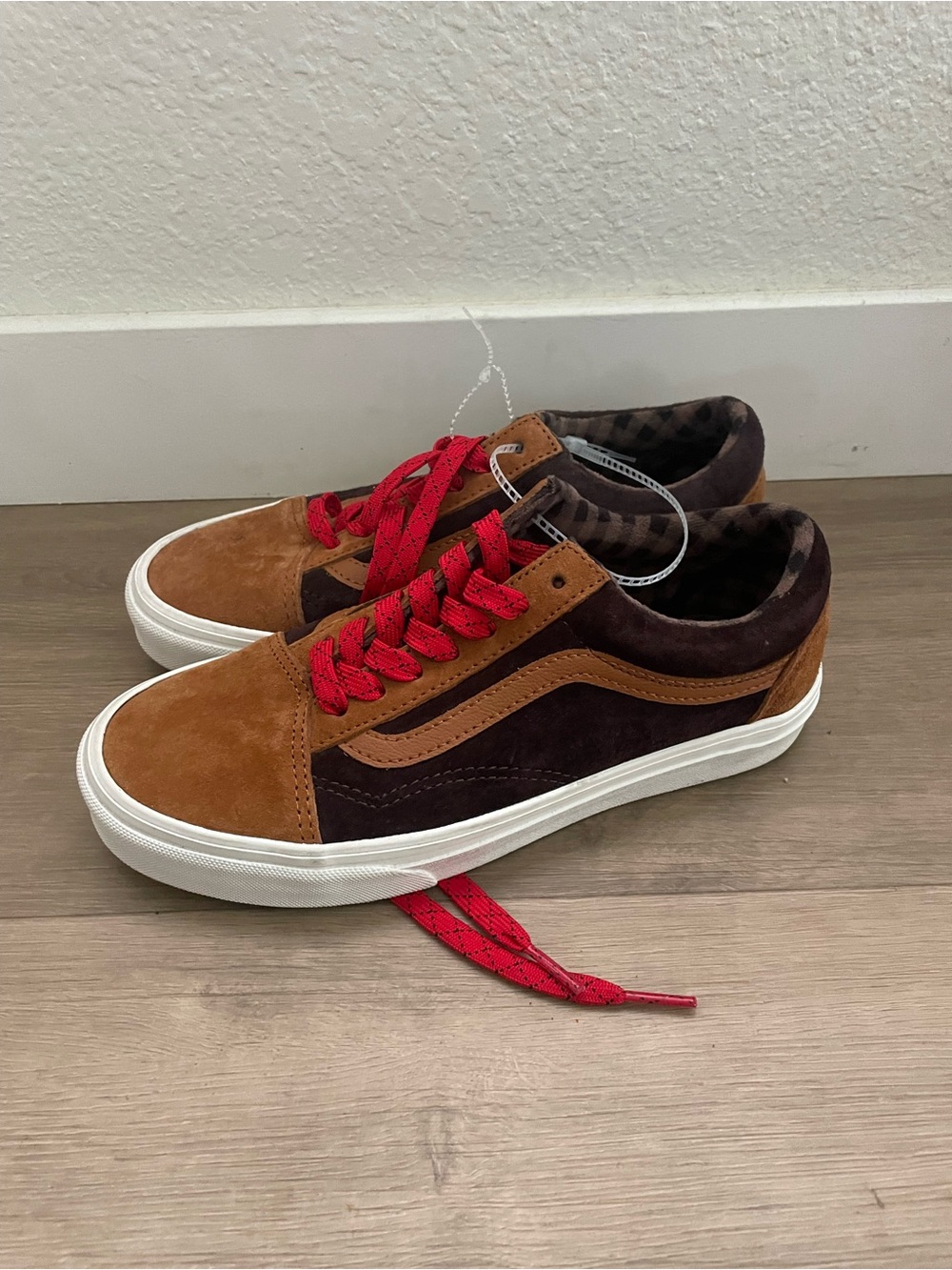 Big kid’s Brown Suede Low-Top Sneakers with Red Laces